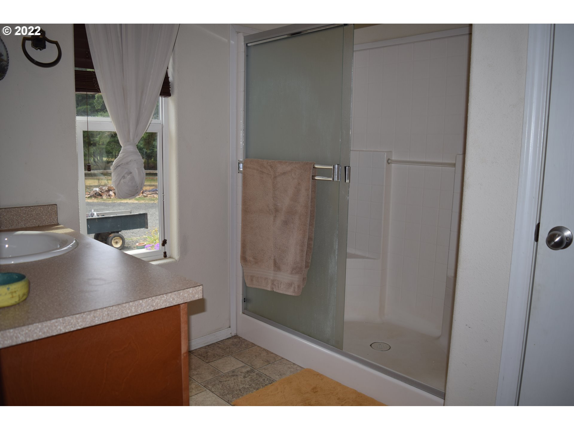 59672 Fairview Road Coquille, OR 97423 - Photo 13 of 32 Owner's Suite Bathroom