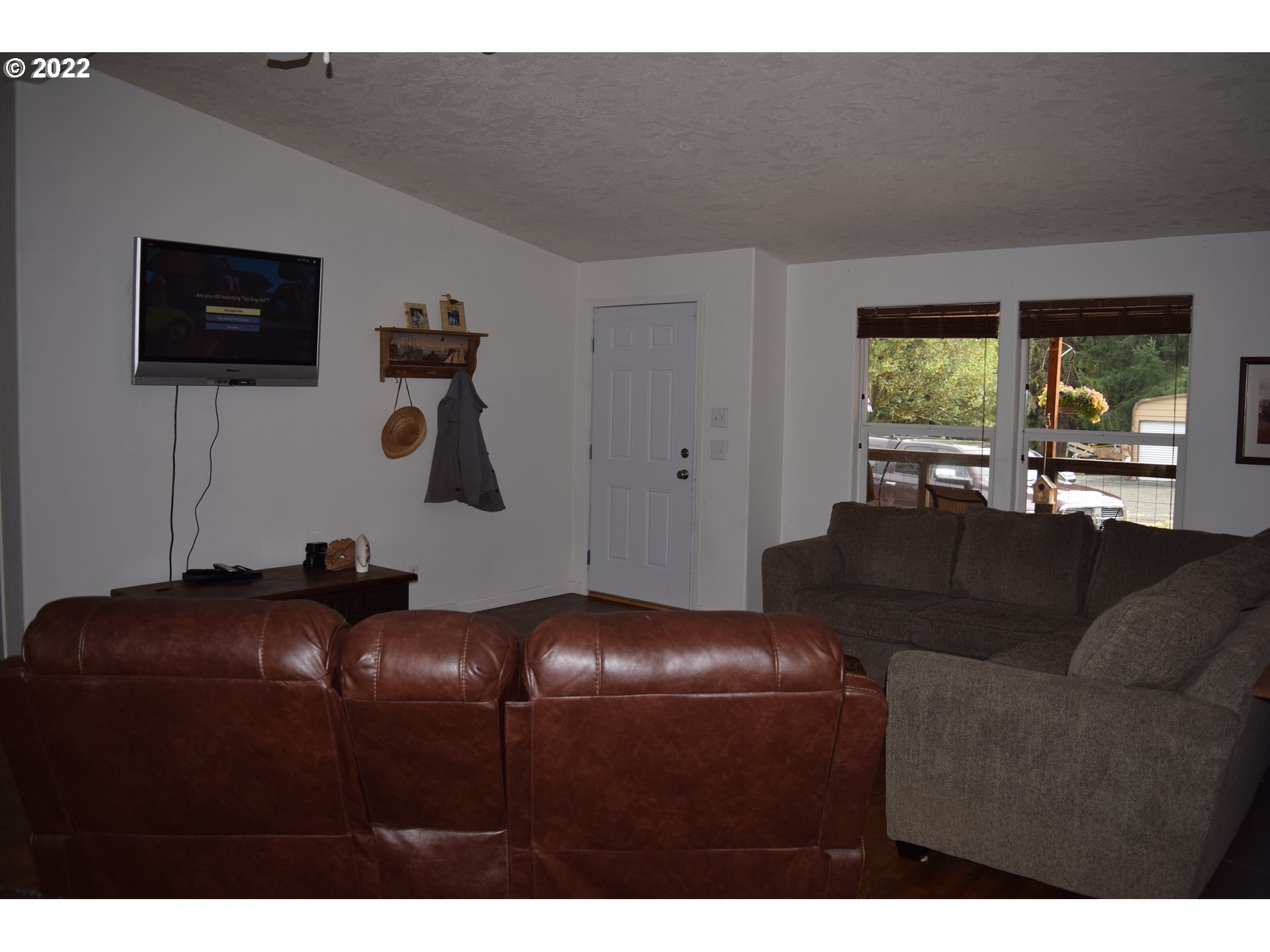59672 Fairview Road Coquille, OR 97423 - Photo 6 of 32 Living Room