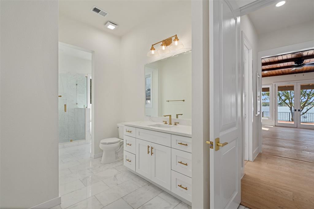 14354 Ridge Lane Malakoff, TX 75148 - Photo 25 of 40 a spacious bathroom with a toilet sink and mirror