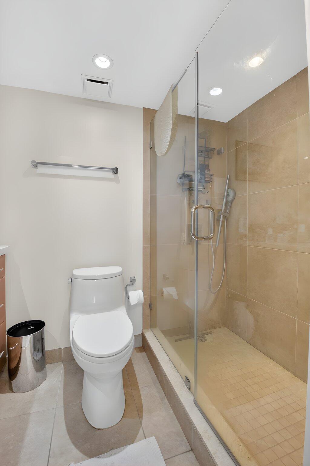 7786 Lakeside Boulevard, Unit 653 Boca Raton, FL 33434 - Photo 20 of 61 Owners Bathroom