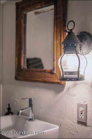 169 Saunders Drive Bushkill, PA 18324 - Photo 13 of 100 a room with a mirror