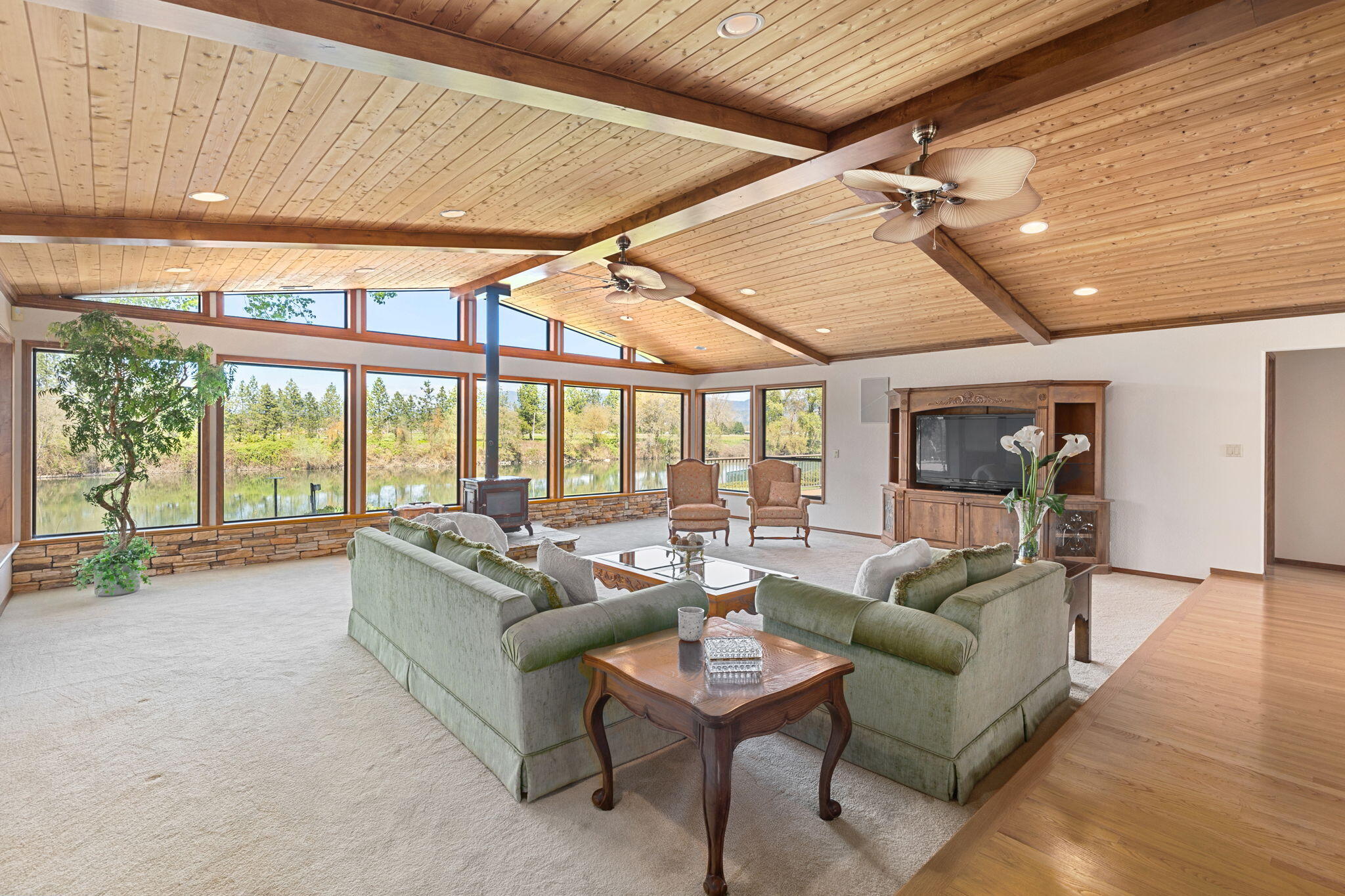 4780 Leonard Road Grants Pass, OR 97527 - Photo 10 of 60 Living Room.