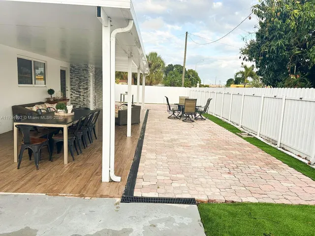 a view of a backyard