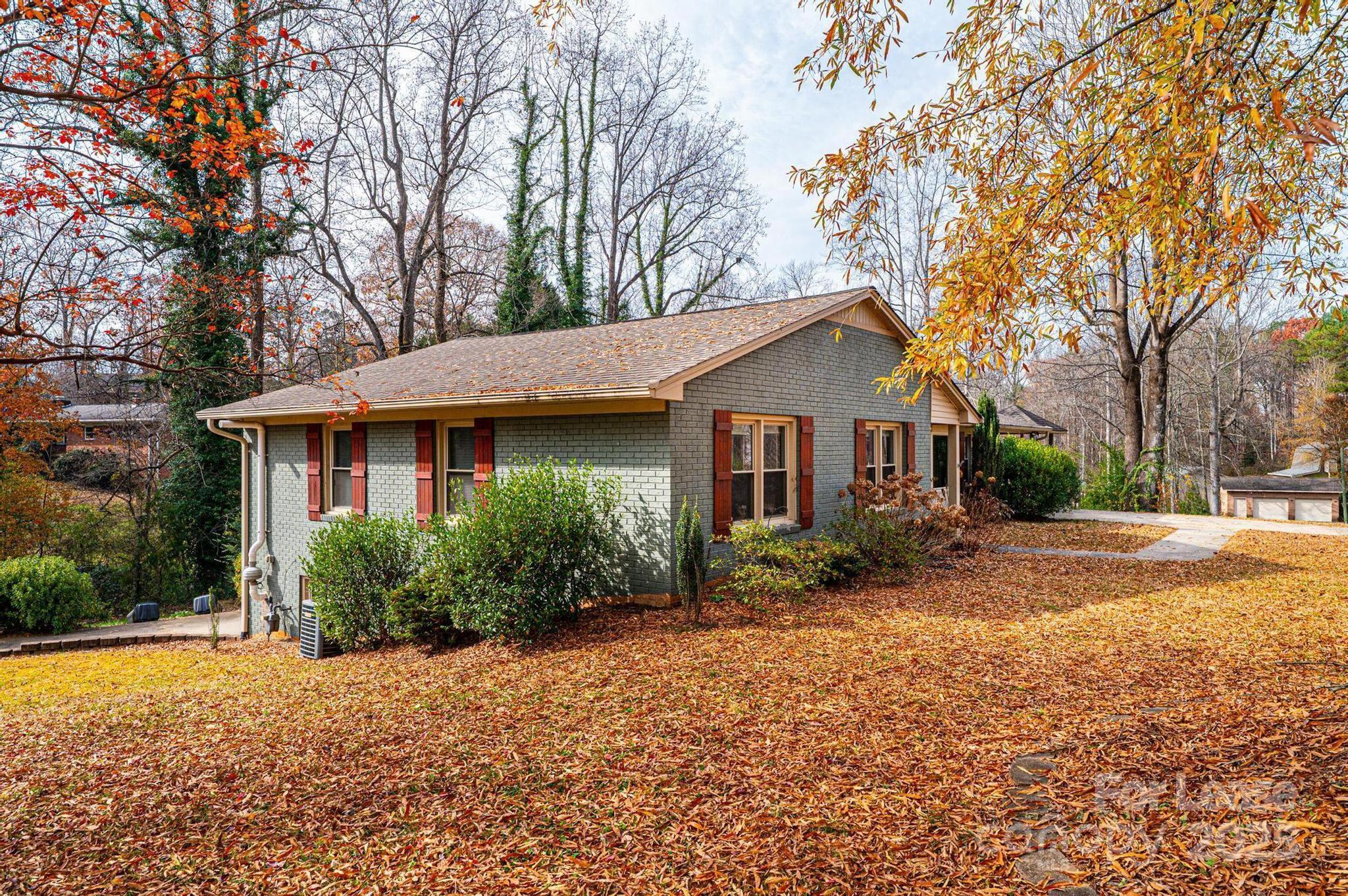 1060 26th Avenue Northeast Hickory, NC 28601 - Photo 27 of 29 a front view of a house with garden