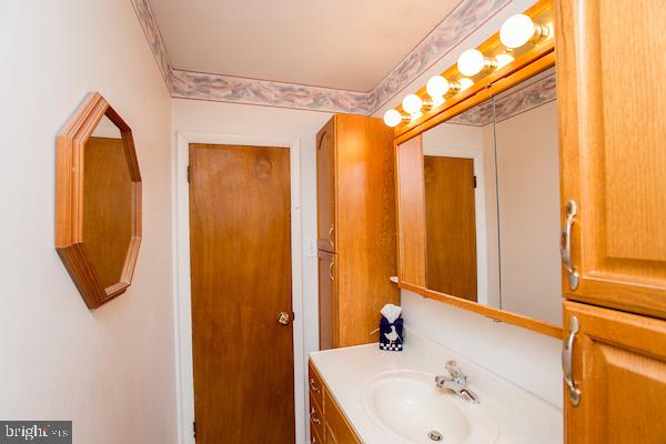 712 Stratford Road Warminster, PA 18974 - Photo 29 of 40 First Floor Full Bath