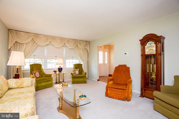 712 Stratford Road Warminster, PA 18974 - Photo 7 of 40 Living Room