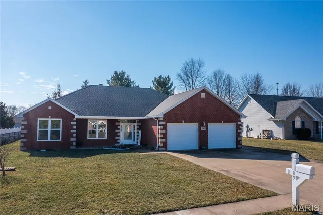 $269,900 | 185 Spring Avenue, Holts Summit, MO 65043