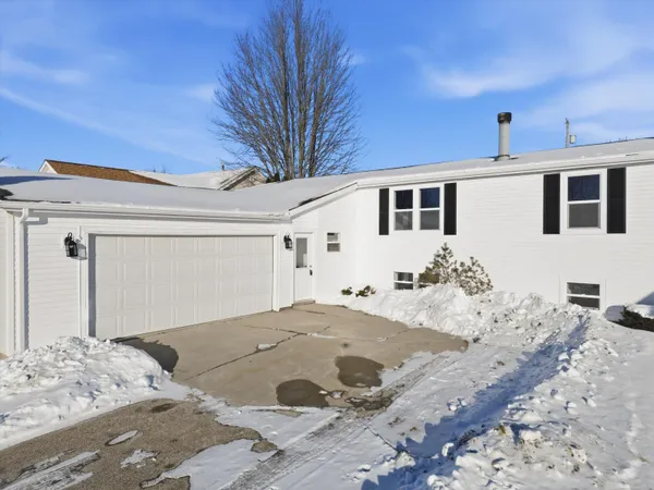 $305,000 | 1581 Golden Gate Court, St. Clair, MI 48079