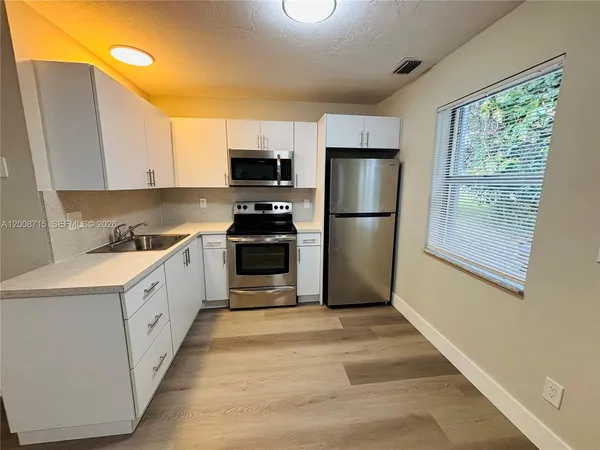 $1,800 | 1011 Southwest 8th Street, Unit D, Hallandale Beach, FL 33009