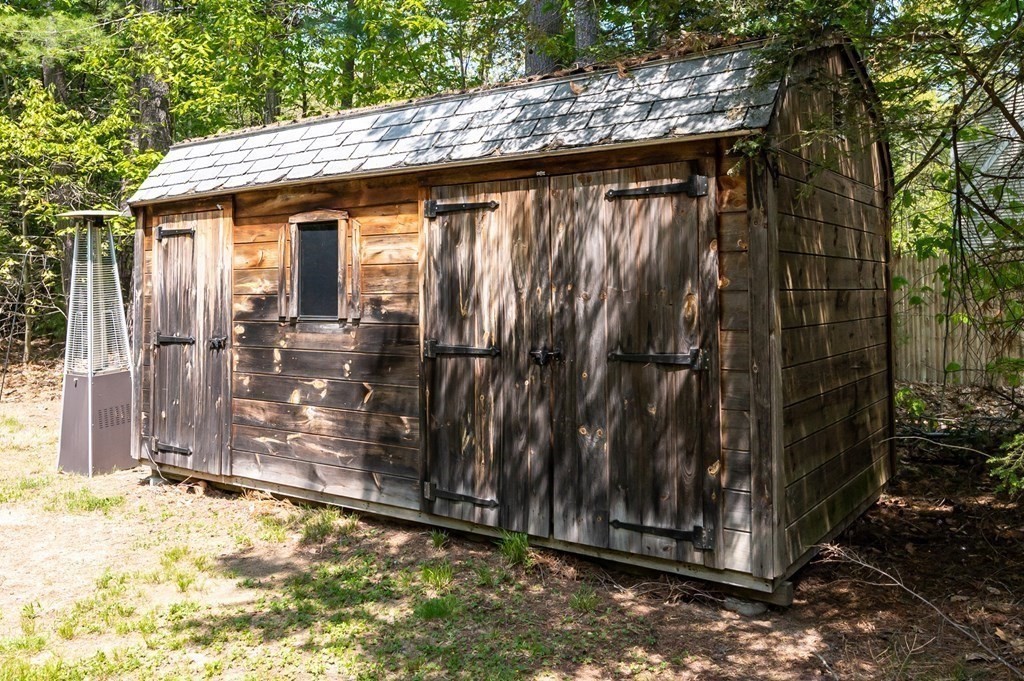 105 Warren Road Townsend, MA 01469 - Photo 29 of 37 a backyard of a house