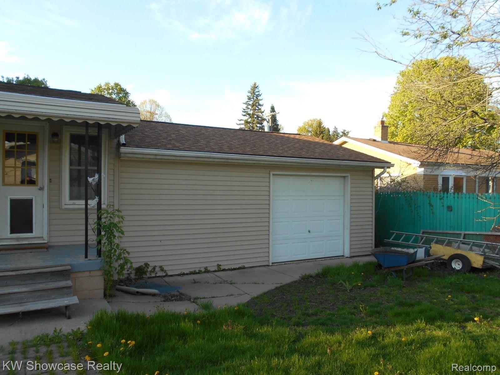 2442 Elmcrest Road Sterling Heights, MI 48310 - Photo 5 of 18 DSCN3951.JPG
