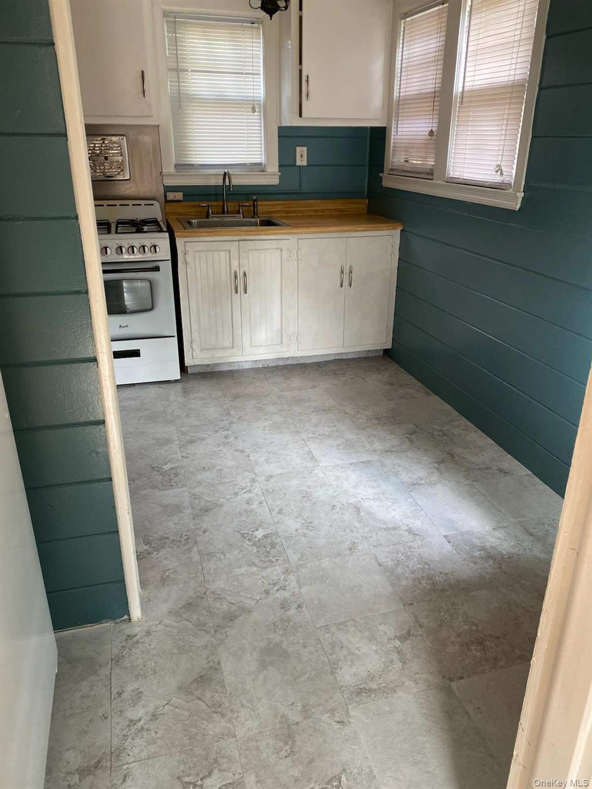 12 Forest Row Great Neck, NY 11023 - Photo 3 of 4 a view of kitchen with microwave and cabinets