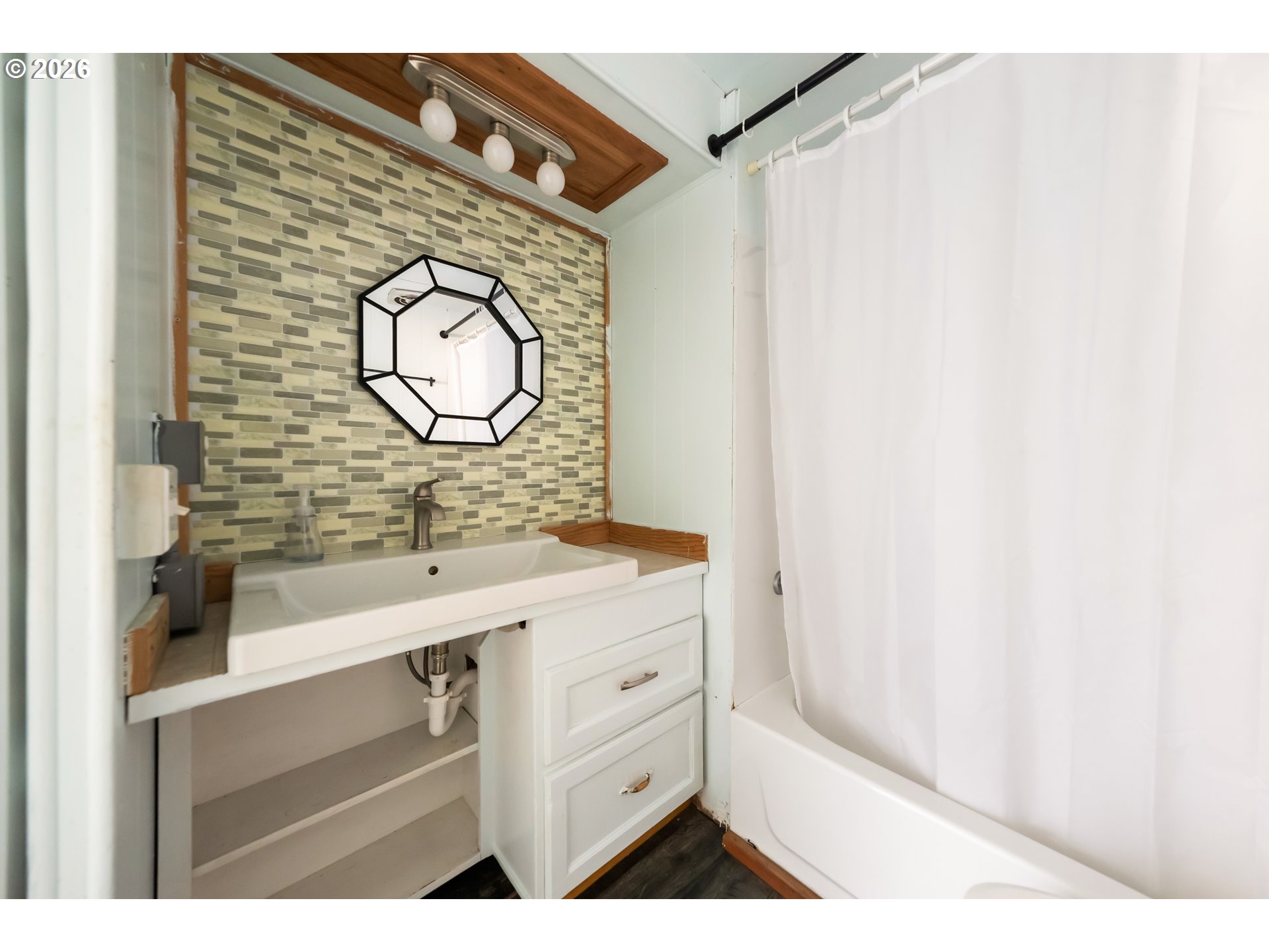 600 Southeast Edgewood Street Winston, OR 97496 - Photo 23 of 41 Bathroom