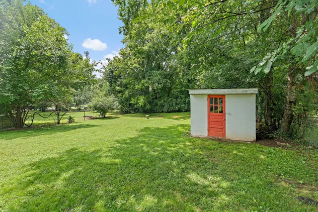 a view of a house with backyard