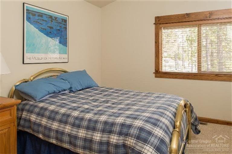 26 Oregon Loop Sunriver, OR 97707 - Photo 17 of 19 The vaulted ceiling creates an open and