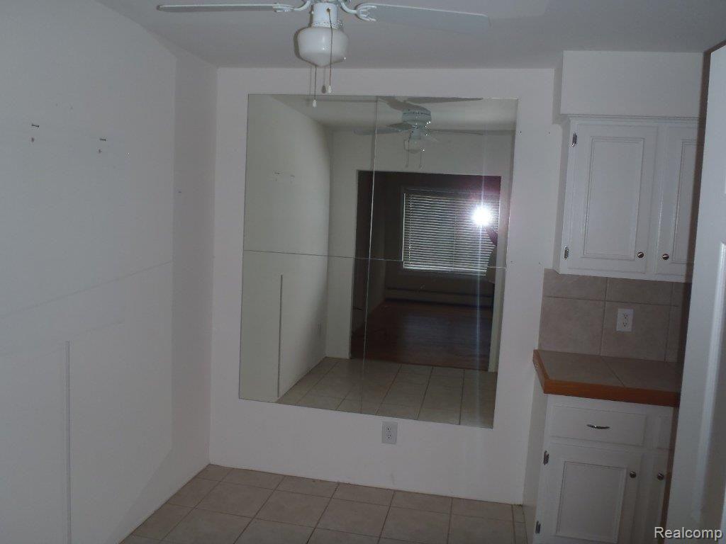 821 West Maple Road Clawson, MI 48017 - Photo 6 of 11 RON_10-8-11 253