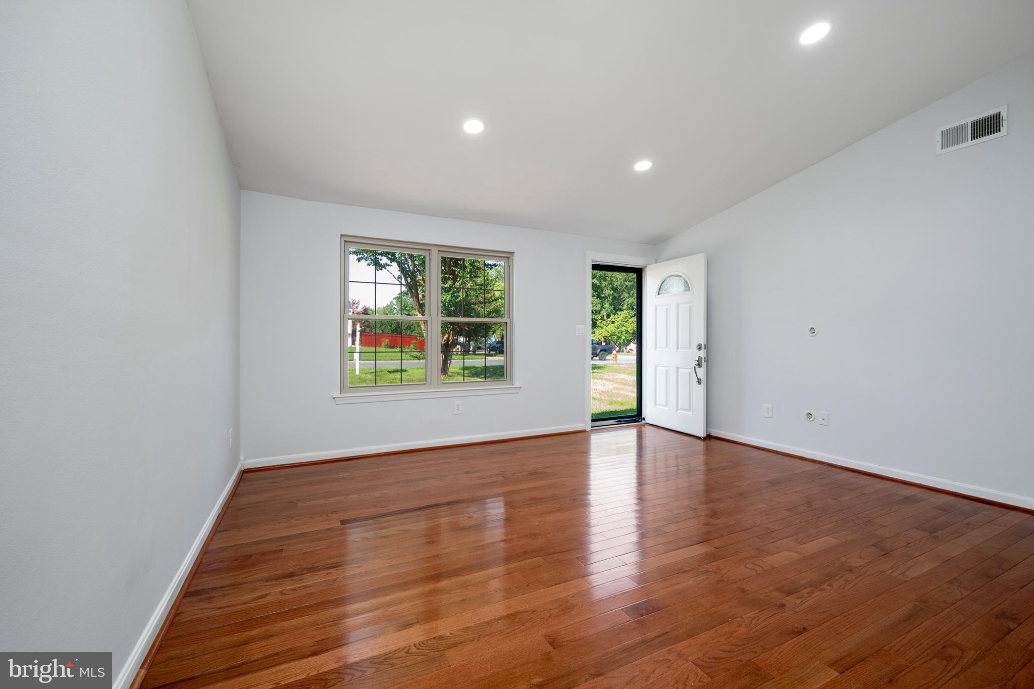 4521 Cub Run Road Chantilly, VA 20151 - Photo 4 of 43 LIVING ROOM 1