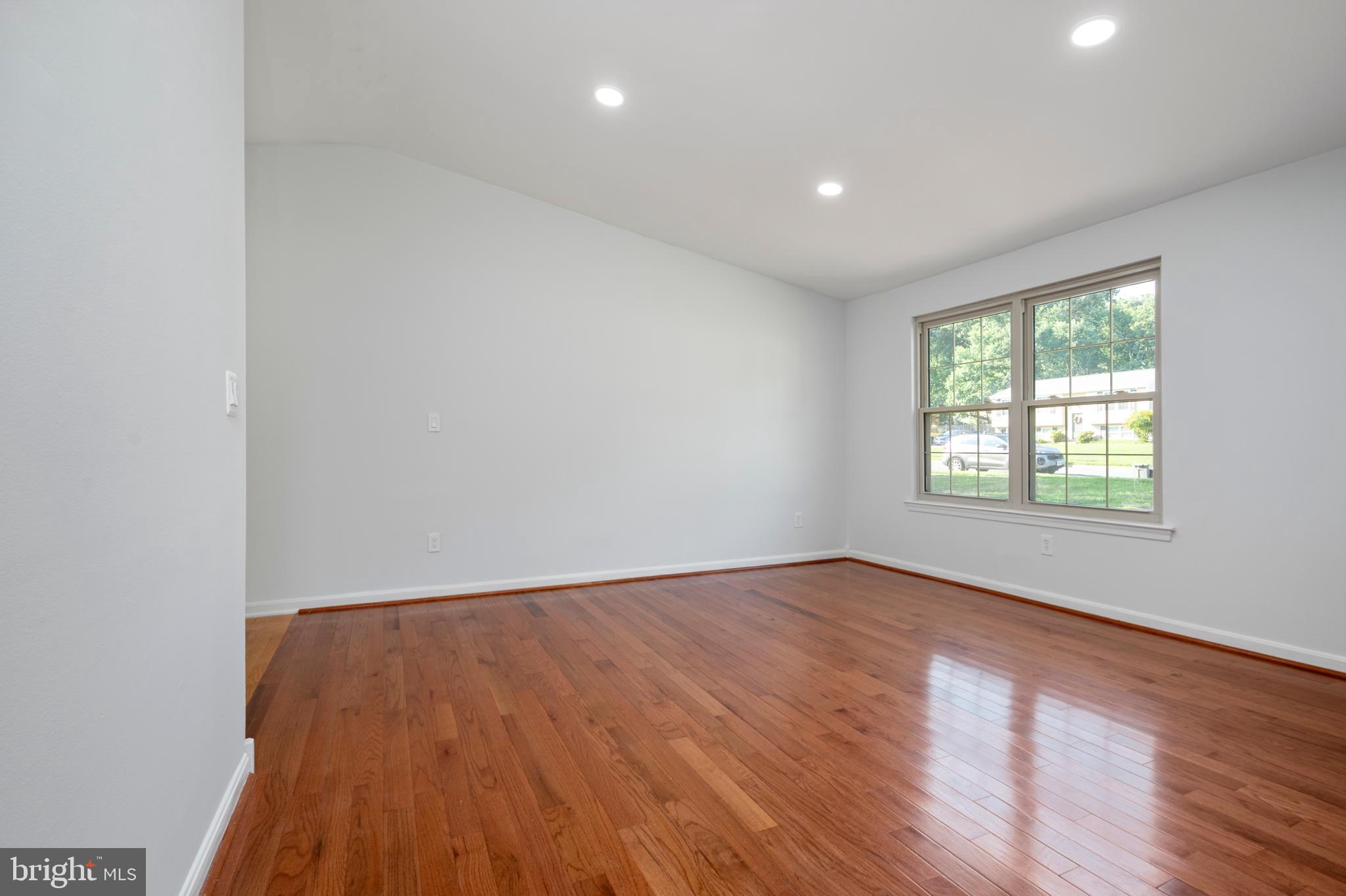 4521 Cub Run Road Chantilly, VA 20151 - Photo 6 of 43 LIVING ROOM 3