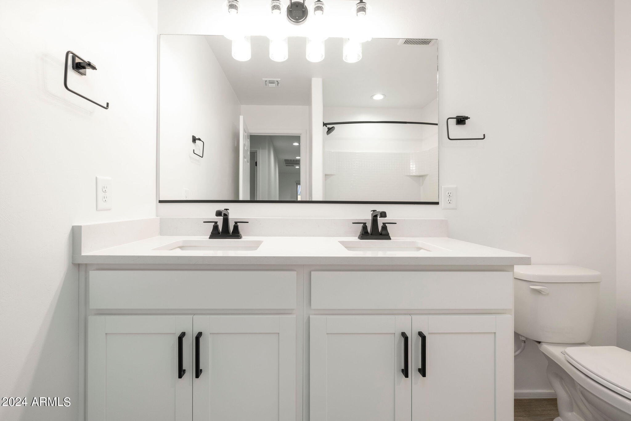 6593 East Via Arroyo Largo Tucson, AZ 85756 - Photo 31 of 57 Upstairs Hall Bathroom
