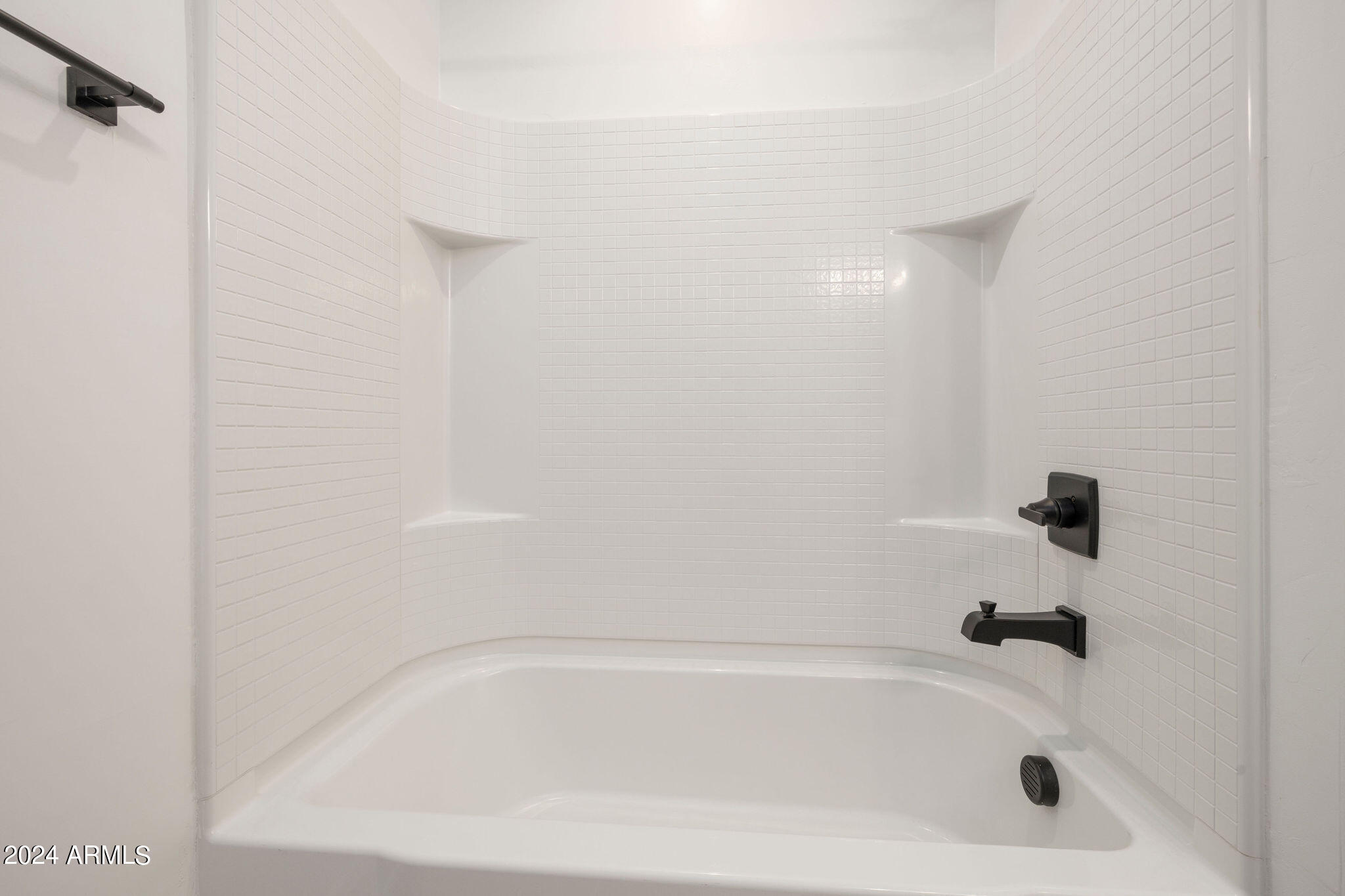 6593 East Via Arroyo Largo Tucson, AZ 85756 - Photo 32 of 57 Upstairs Hall Bathroom