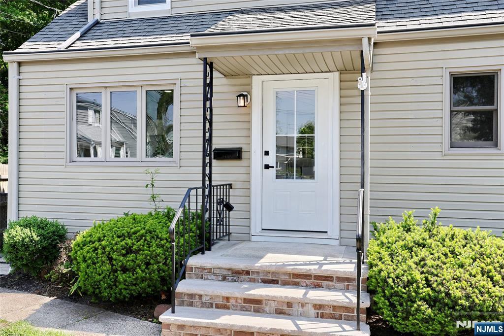 20 Dojean Court Bergenfield, NJ 07621 - Photo 2 of 50