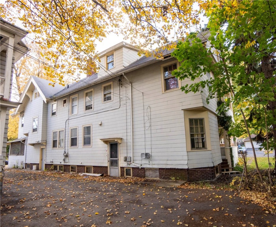 941 Dewey Avenue Rochester, NY 14613 - Photo 3 of 33