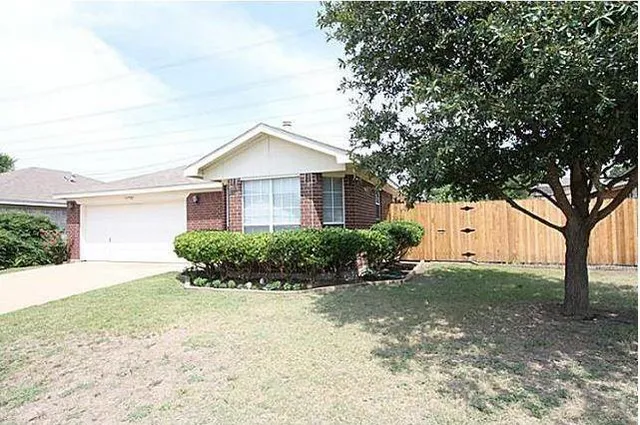 $1,950 | 10708 Cobblestone Drive, Benbrook, TX 76126