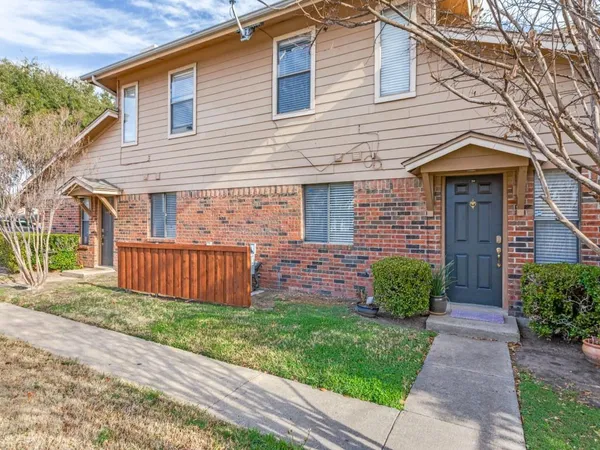 $195,000 | 5618 Cedar Creek Drive, Unit 5, Benbrook, TX 76109