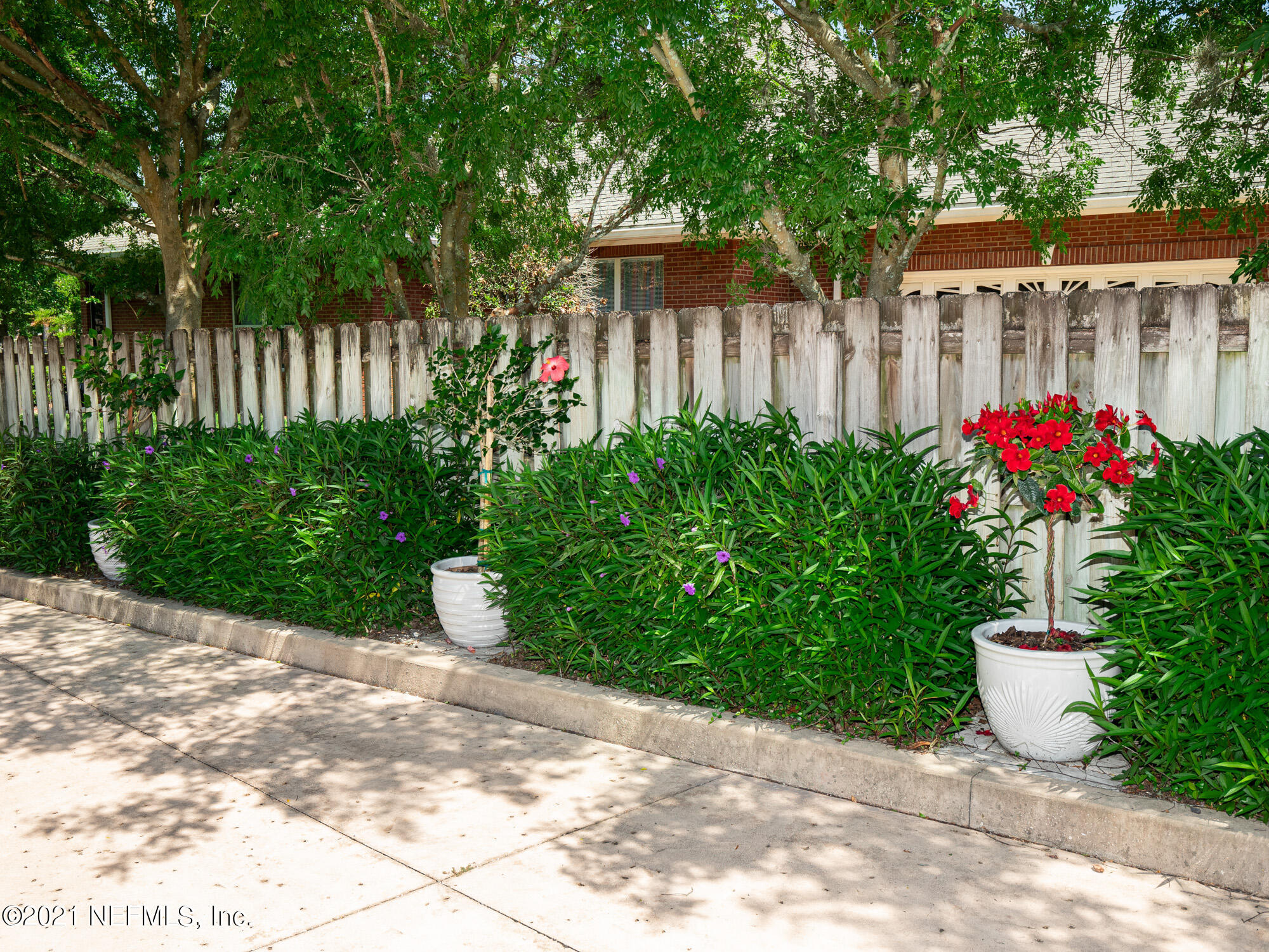 8270 Hunters Grove Road Jacksonville, FL 32256 - Photo 7 of 76 Lush Landscaping