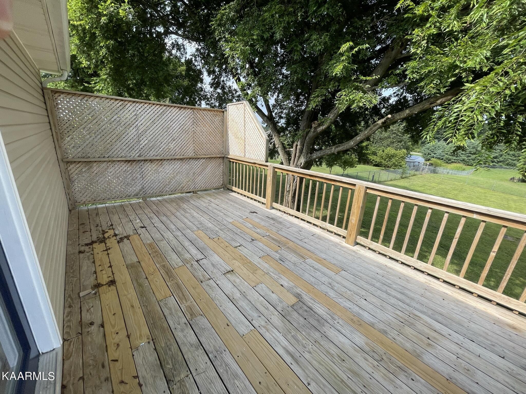 7170 Cedar Hill Road Talbott, TN 37877 - Photo 7 of 27 a view of balcony with wooden floor and fence