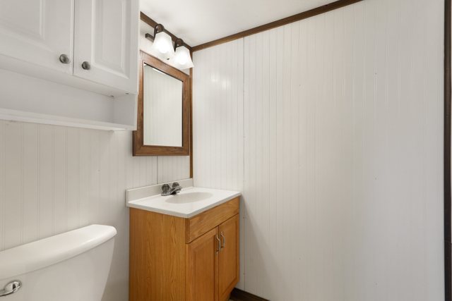 2394 Elm Road West Chicago, IL 60185 - Photo 19 of 28 a bathroom with a toilet sink and mirror