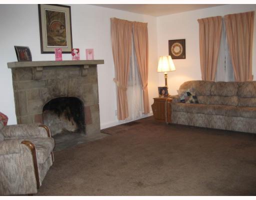 1713 Roosevelt Road Sewickley, PA 15143 - Photo 3 of 10 Living Room.