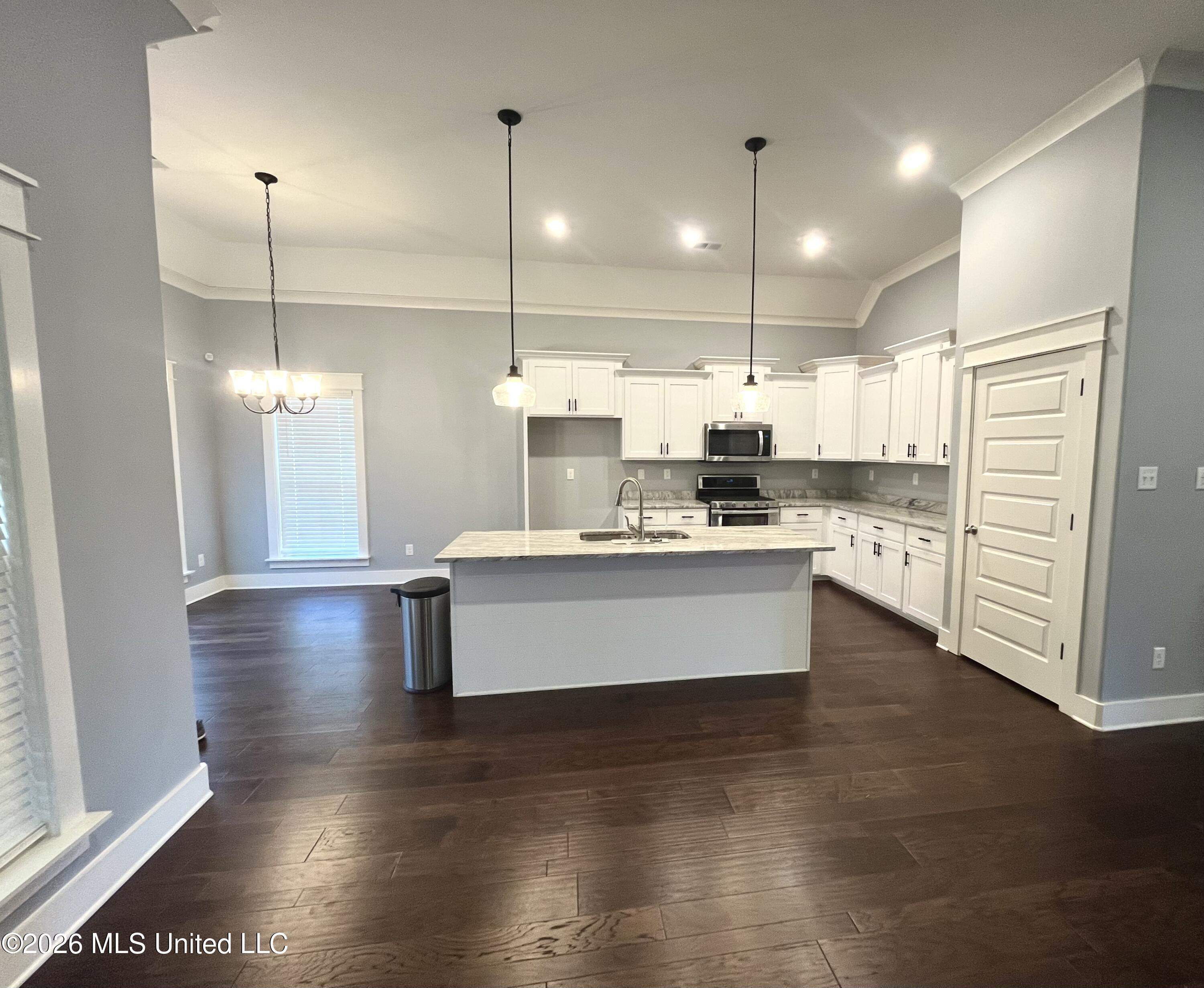 1657 Carlee Drive Hernando, MS 38632 - Photo 7 of 31 Kitchen - Dining Nook - Pantry