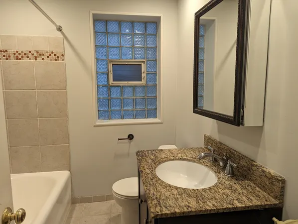$1,995 | 5650 North Spaulding Avenue, Unit 2, Chicago, IL 60659