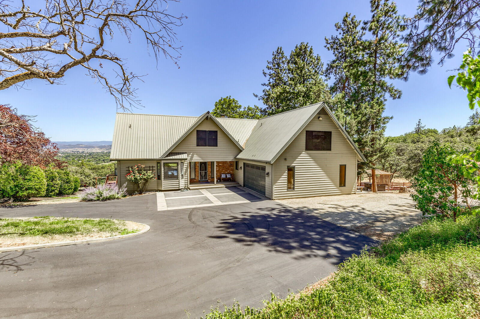 3181 Old Stage Road Central Point, OR 97502 - Photo 7 of 78 a front view of a house with a yard and garage