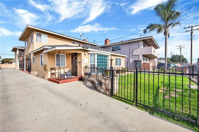 a view of a house with backyard and porch