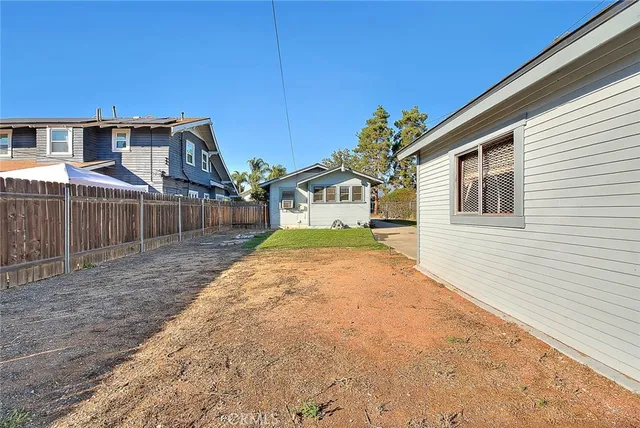 a view of a backyard