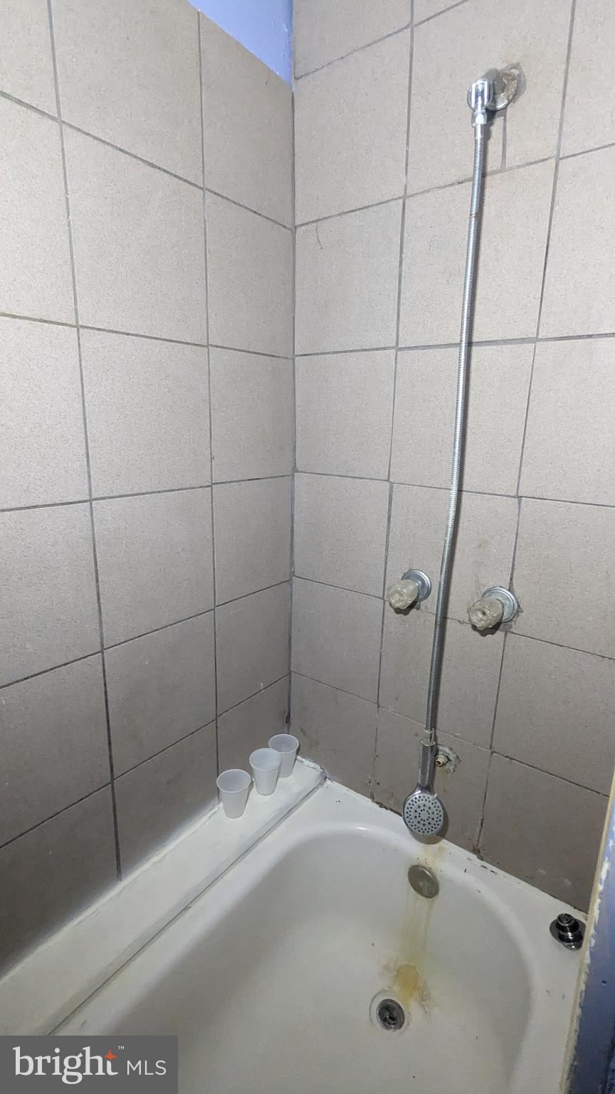 6740 Solomons Island Road North Owings, MD 20736 - Photo 21 of 58 a bathroom with a sink and a tub