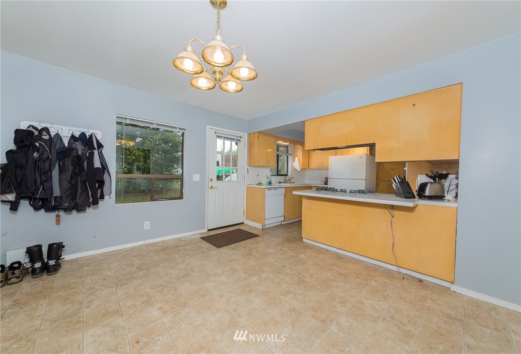 6815 176th Street Southwest Edmonds, WA 98026 - Photo 7 of 36 Gallery Image 7