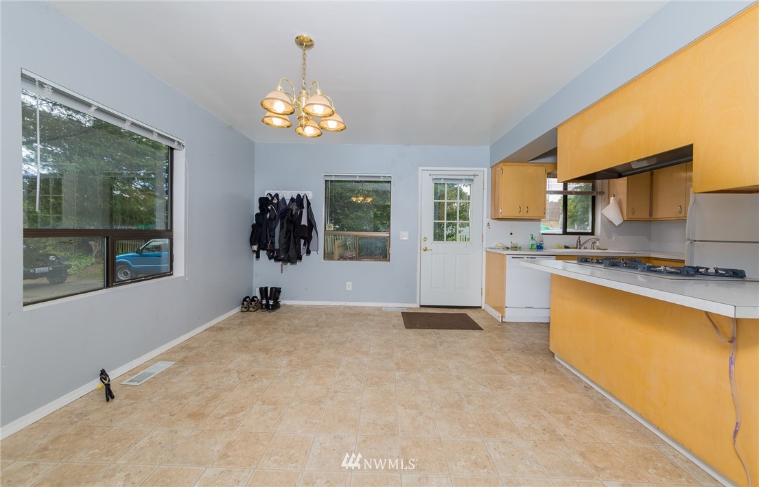 6815 176th Street Southwest Edmonds, WA 98026 - Photo 8 of 36 Gallery Image 8