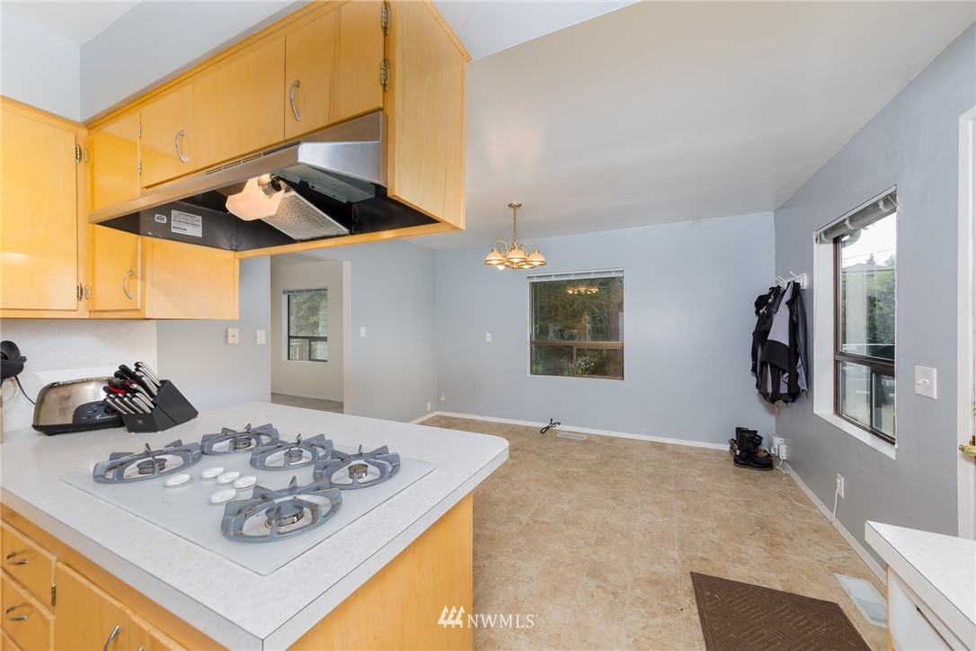 6815 176th Street Southwest Edmonds, WA 98026 - Photo 9 of 36 Gallery Image 9