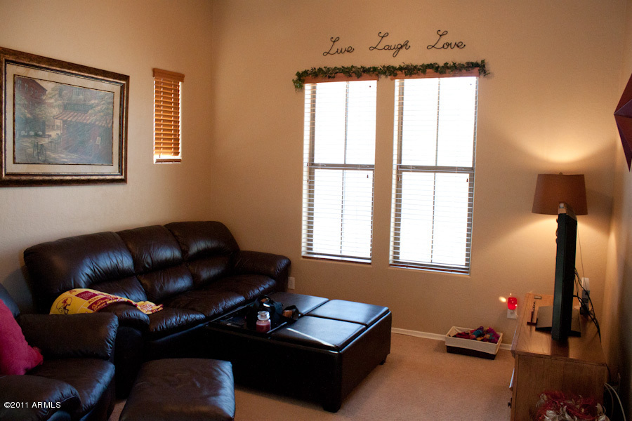 1901 East Del Rio Street Gilbert, AZ 85295 - Photo 6 of 26 Living Room