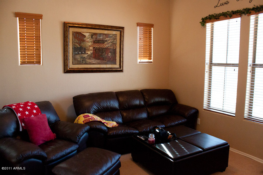 1901 East Del Rio Street Gilbert, AZ 85295 - Photo 7 of 26 Living Room