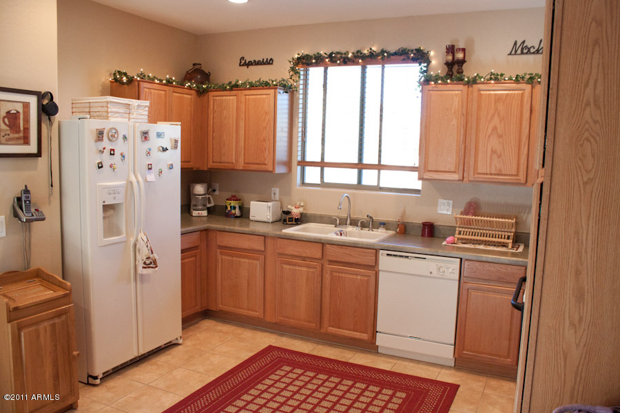 1901 East Del Rio Street Gilbert, AZ 85295 - Photo 8 of 26 Kitchen