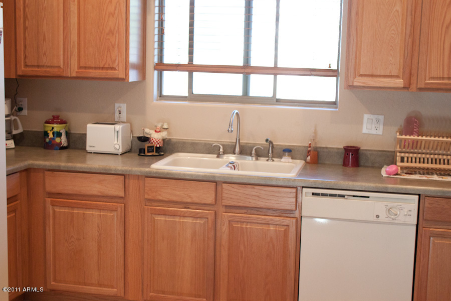 1901 East Del Rio Street Gilbert, AZ 85295 - Photo 10 of 26 Kitchen
