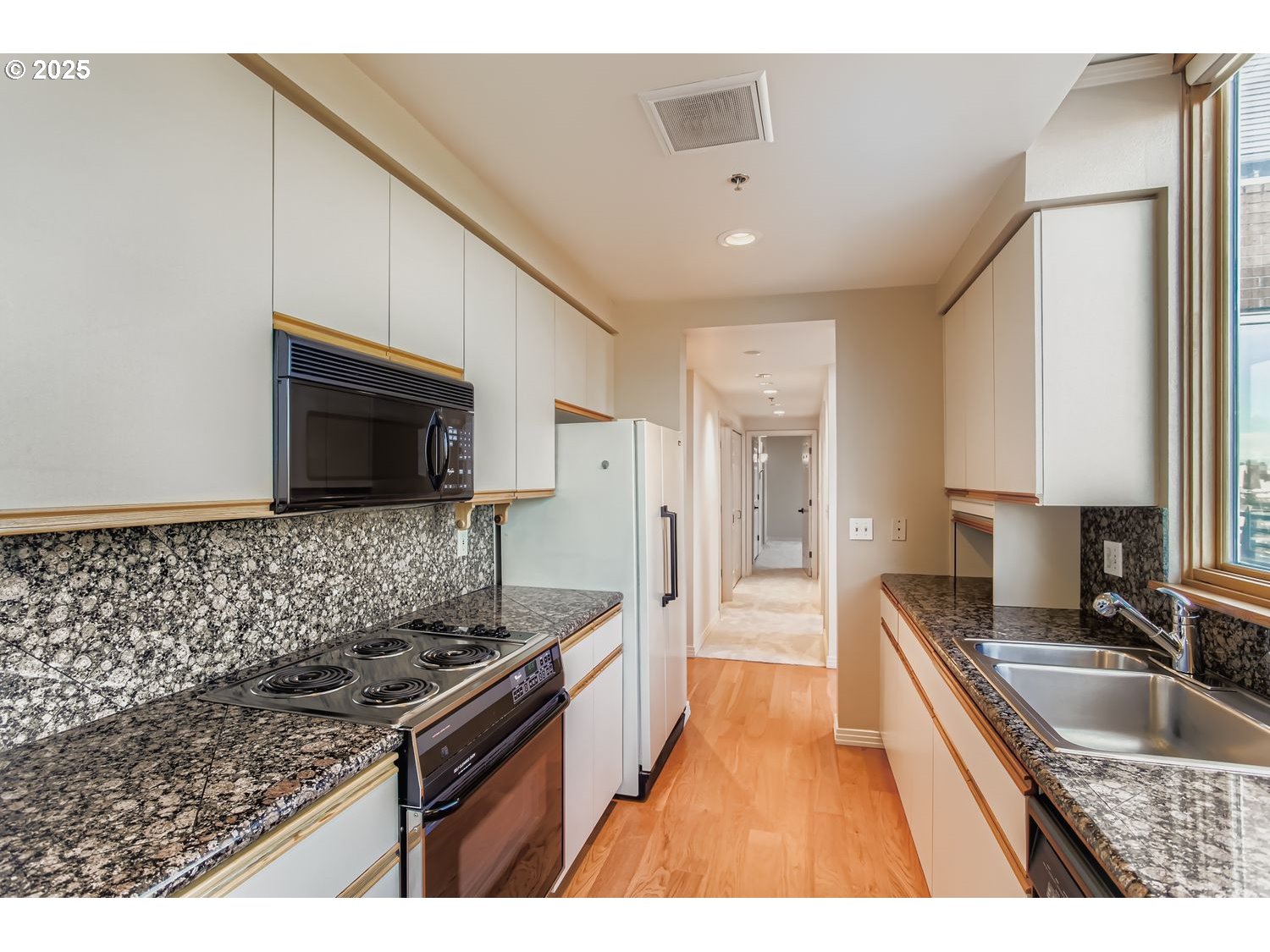 1132 Southwest 19th Avenue, Unit 801 Portland, OR 97205 - Photo 13 of 43 Kitchen