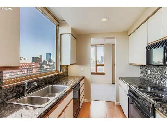 $425,000 | 1132 Southwest 19th Avenue, Unit 801, Portland, OR 97205