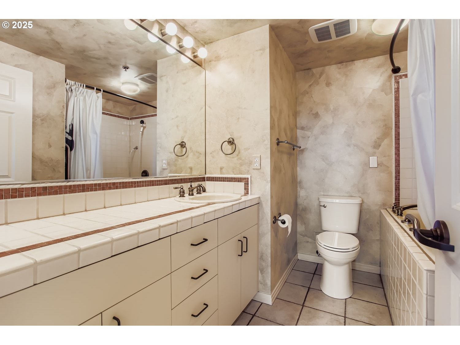 1132 Southwest 19th Avenue, Unit 801 Portland, OR 97205 - Photo 25 of 43 Bathroom