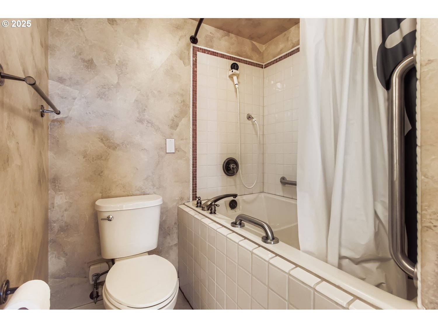1132 Southwest 19th Avenue, Unit 801 Portland, OR 97205 - Photo 26 of 43 Bathroom