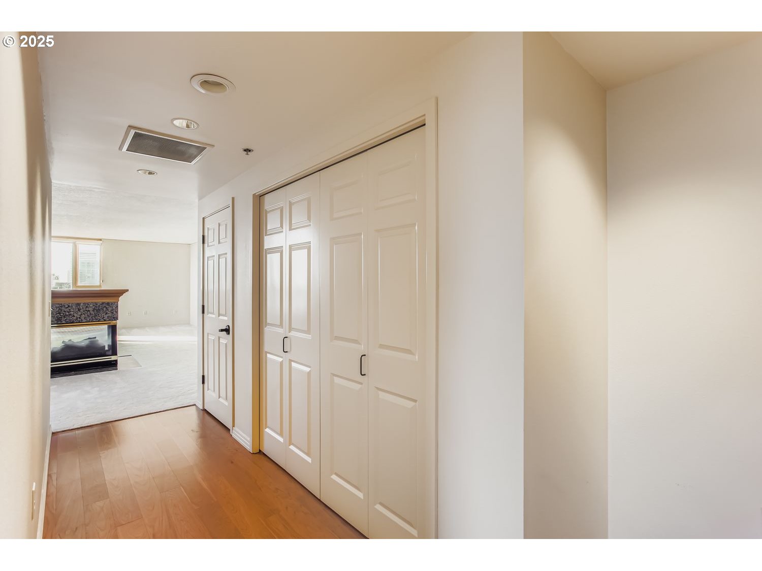 1132 Southwest 19th Avenue, Unit 801 Portland, OR 97205 - Photo 3 of 43 Entrance/Foyer